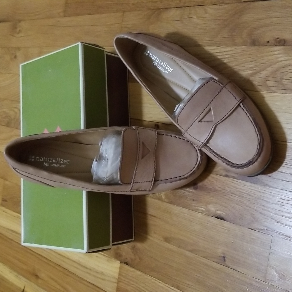 NWB Naturalizer JUNE loafers in Nubuck